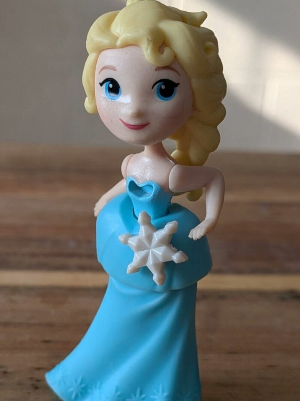 Disney Frozen Little Kingdom Elsa Doll w/ Dress & Snowflakes